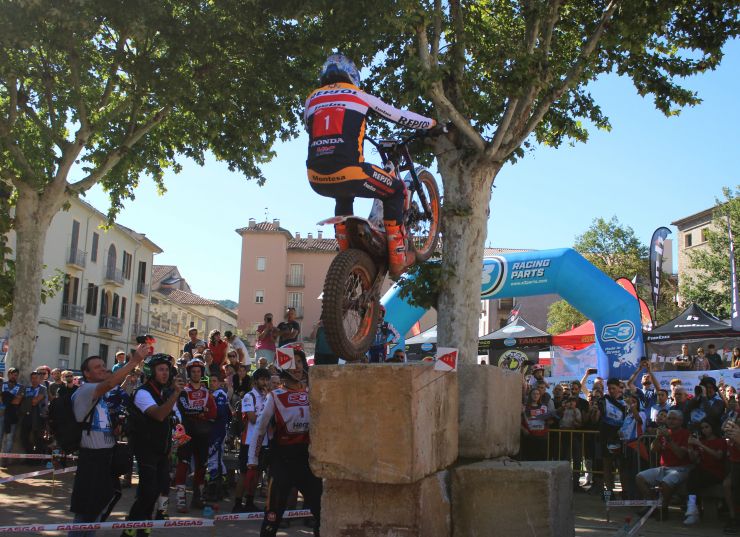 Toni Bou pel centre de Ripoll